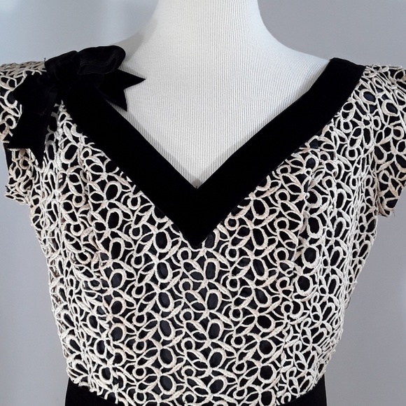 Custom made evening dress with lace and V neck. - Picture 7 of 8